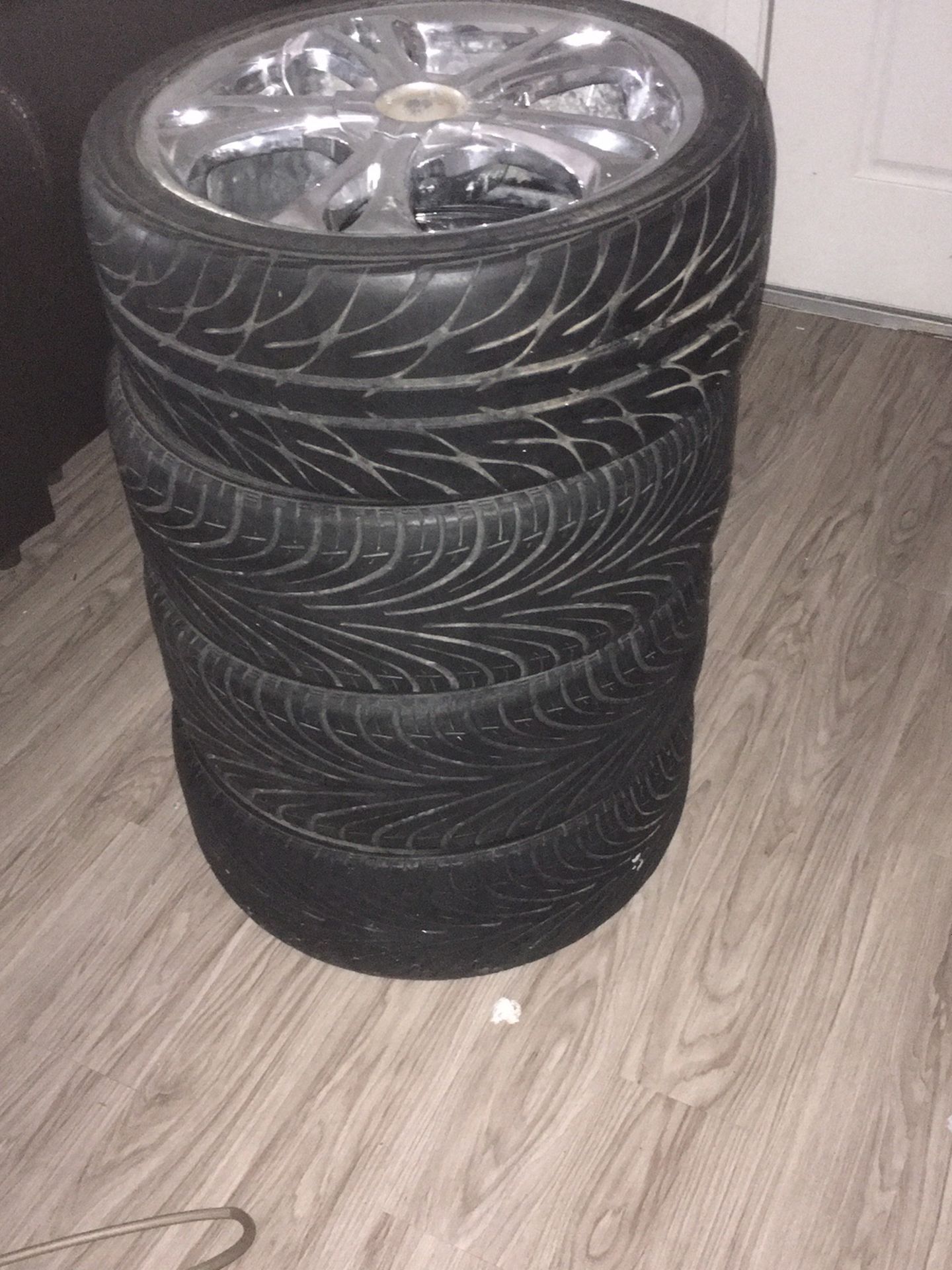 Llantas Con Rines Solo Una Esta Dañada