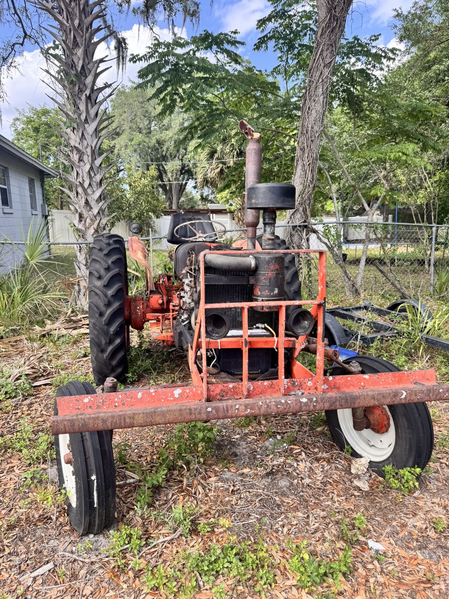 885 Tractor & Farm Equipment