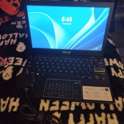 Asus Laptop New Bairly Used Got It For Collage Classes just Never Used It. New with Charger And Laptop Bag.