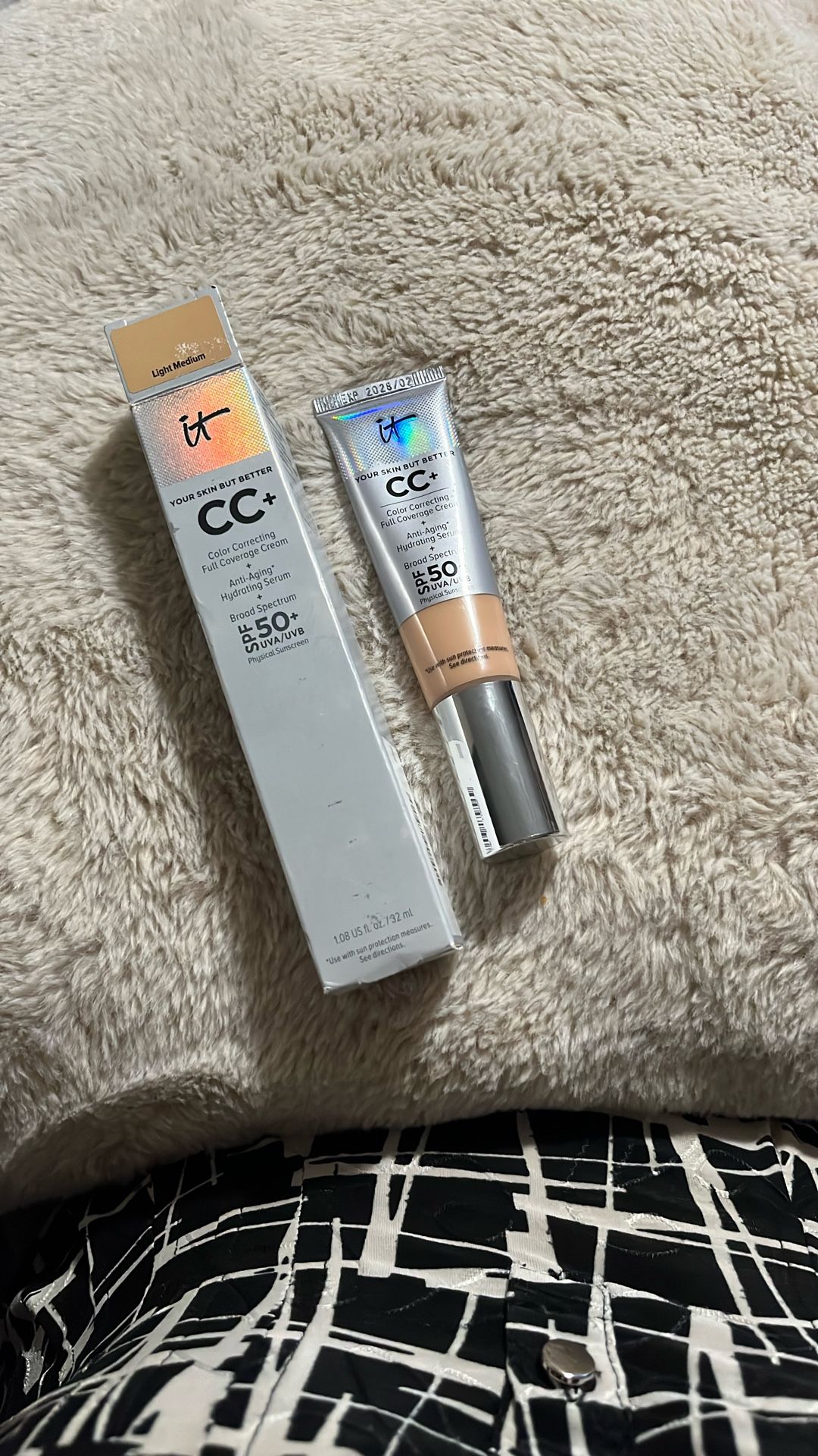 It Cosmetics SPF50 CC+Color Correcting Full Coverage Cream Light Medium, 1.08oz