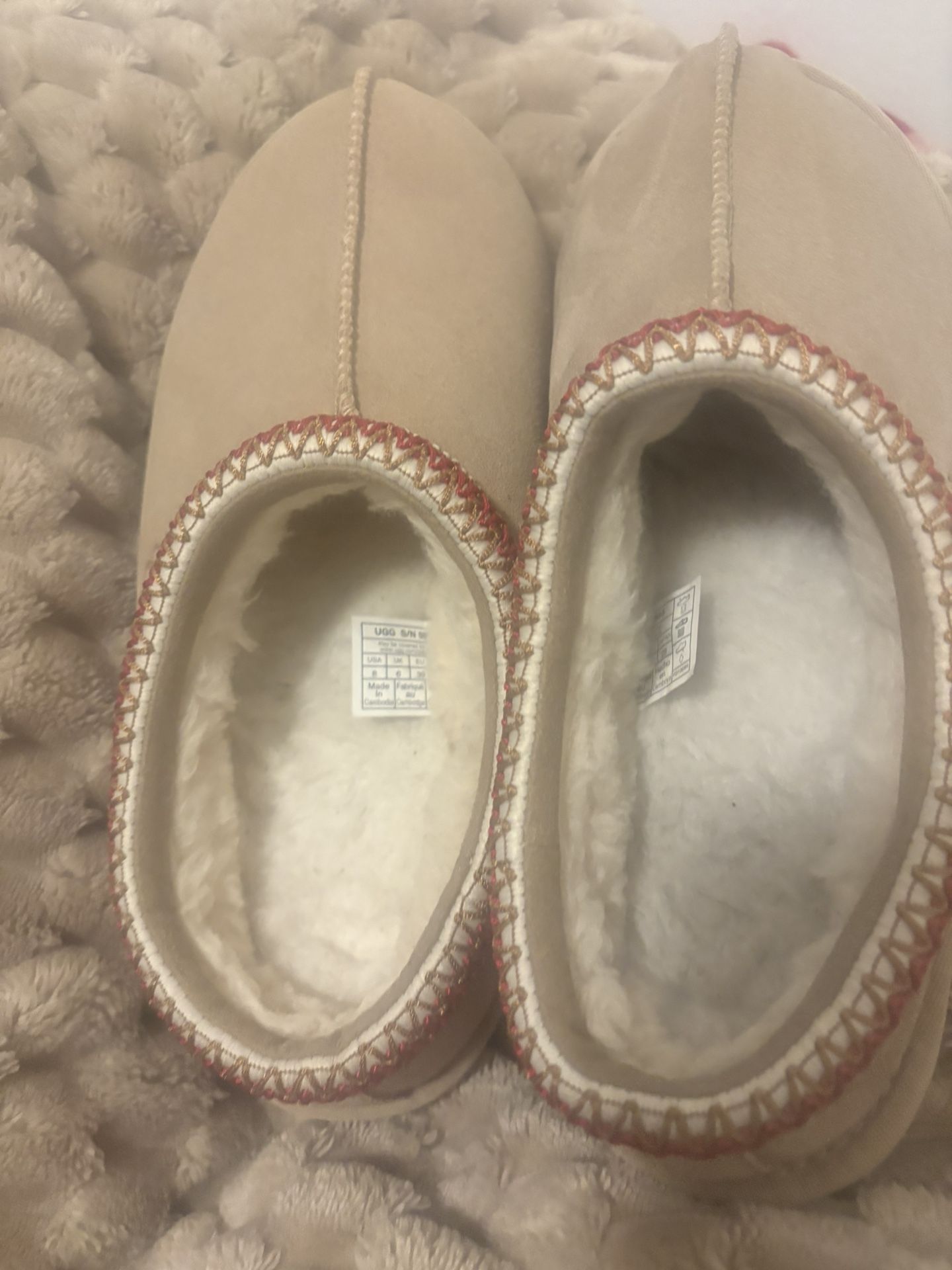 Ugg Slip Ons Tan , Size 8