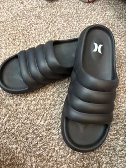 black Hurley Lily Molded Slide Sandals featuring a comfortable, puffy ribbed strap Sz.10