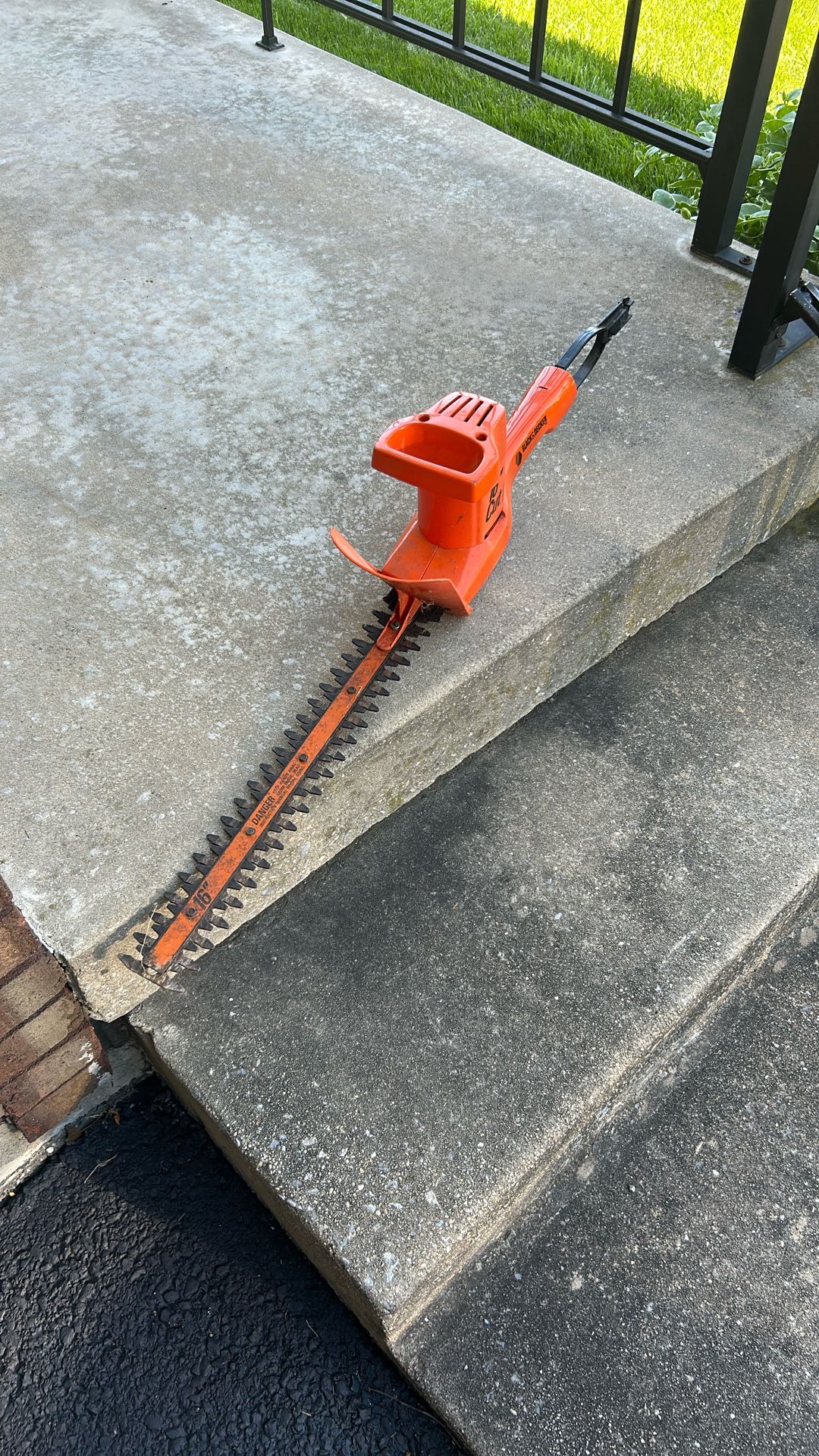 Black & Decker 16 Inch Electric Trimmer excellent running condition