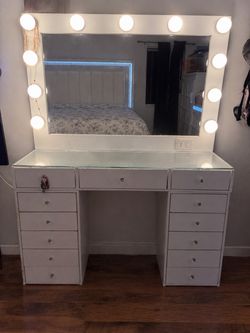 Makeup vanity