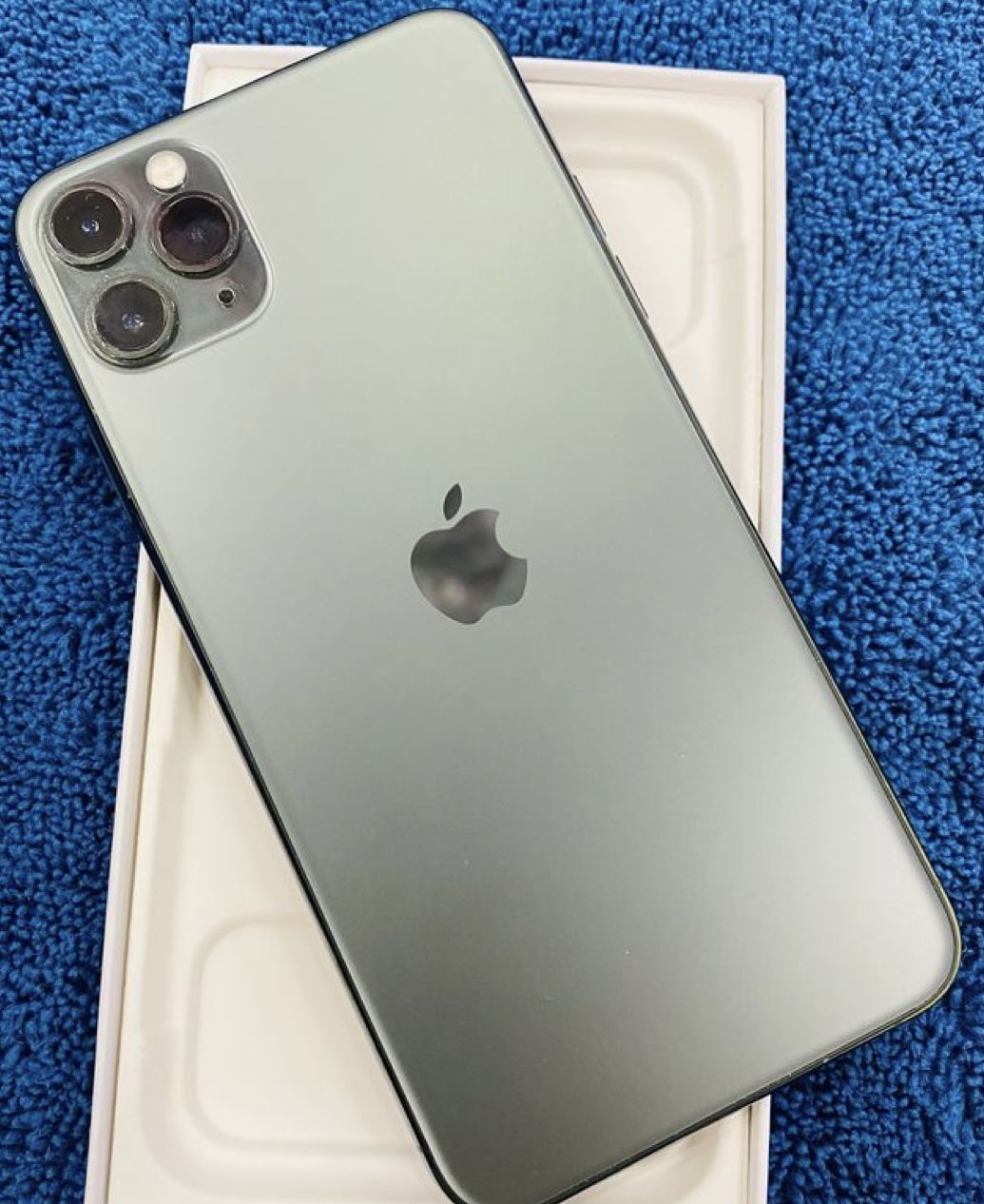 iPhone 11 Pro Max Like New condition ( UNLOCKED )