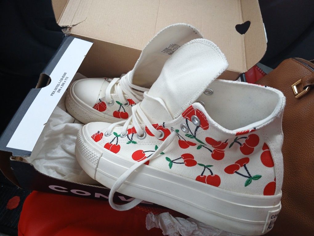 Women Shoes Size 8. Converse
