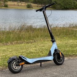 Caroma C1 Electric Scooter - Barely Used - 25mph