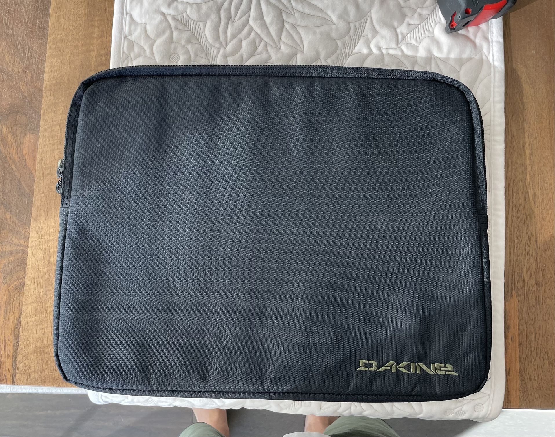 Dakine laptop case - 15 X 12”, black. 