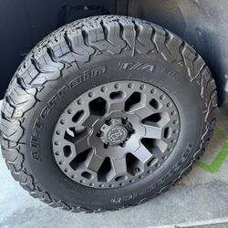 BF Goodrich KO2 305/65/R18 with Wheels