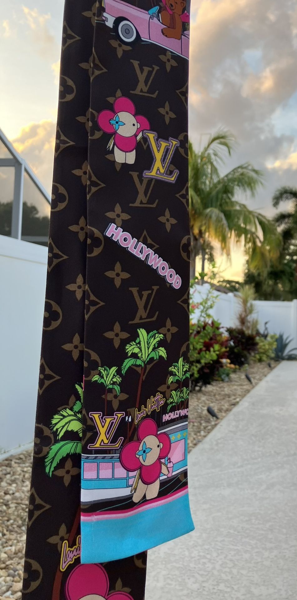 Louis Vuitton AUTHENTIC Hollywood Scarf