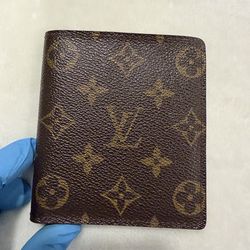 Louis Vuitton Monogram Bifold wallet