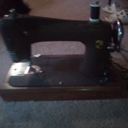 VINTAGE MW SEWING MACHINE IN GREAT CONDITION 