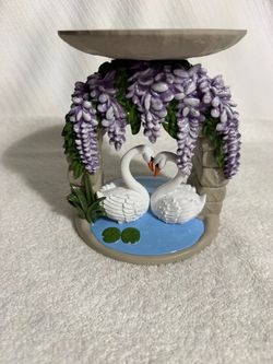 Bath and Bodyworks Swan Wisteria candle holder Figurine