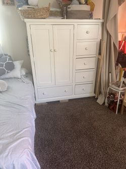 FOR SALE DRESSER USE 6 Months Good Shape