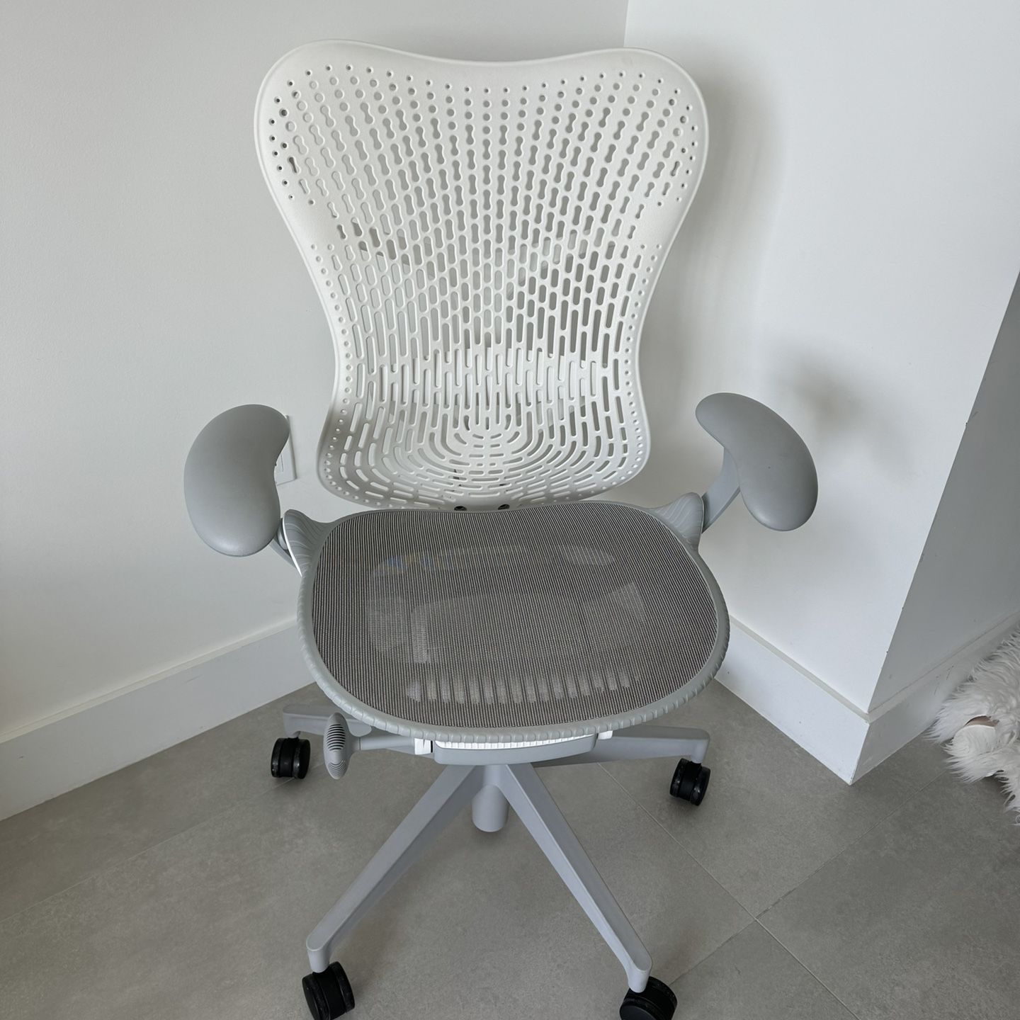    Authentic Chair Herman Miller Mirra 2