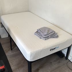 Twin mattress frame and sheets