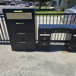 Matching Dresser And Desk. FREE!!!!