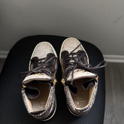 SHOES NOT FREE!(Read Description) 