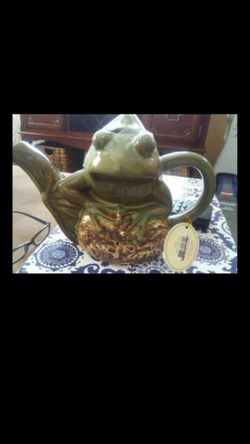 Frog tea pot