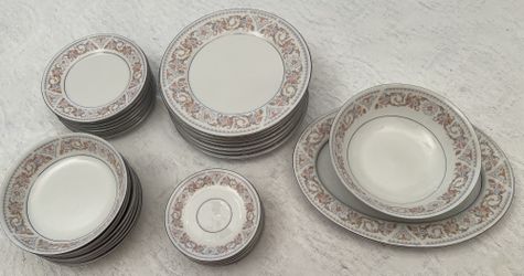 Brand New Fine China 34-Piece Set Service For 8