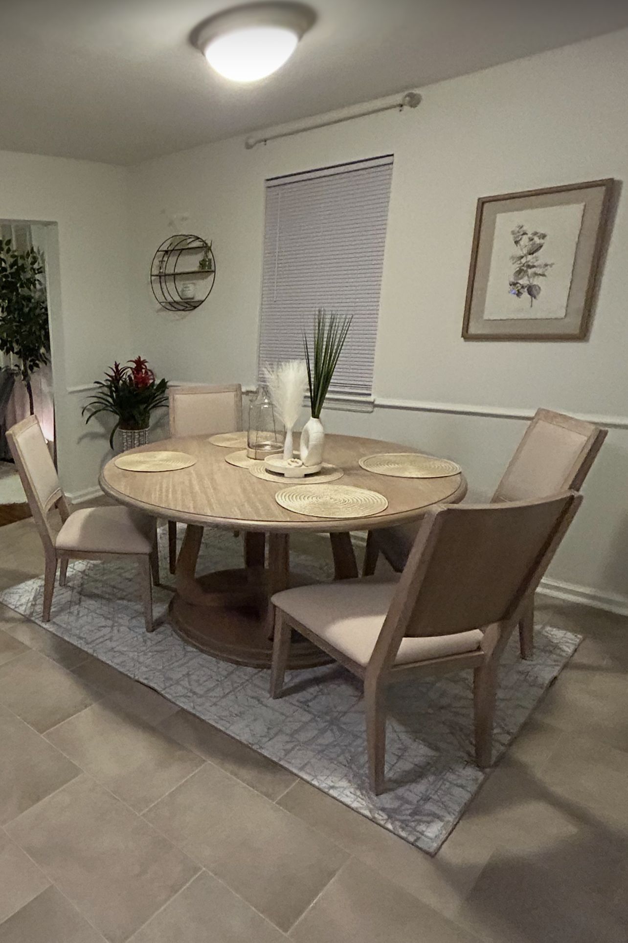Round Dinning Table