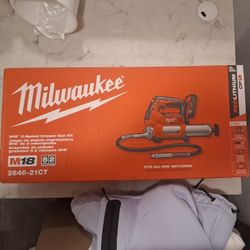 Milwaukee M18 2-Speed Grease Gun Kit (model 2646-21CT). BATTERY, CHARGER & SOFT CASE INCLUDED