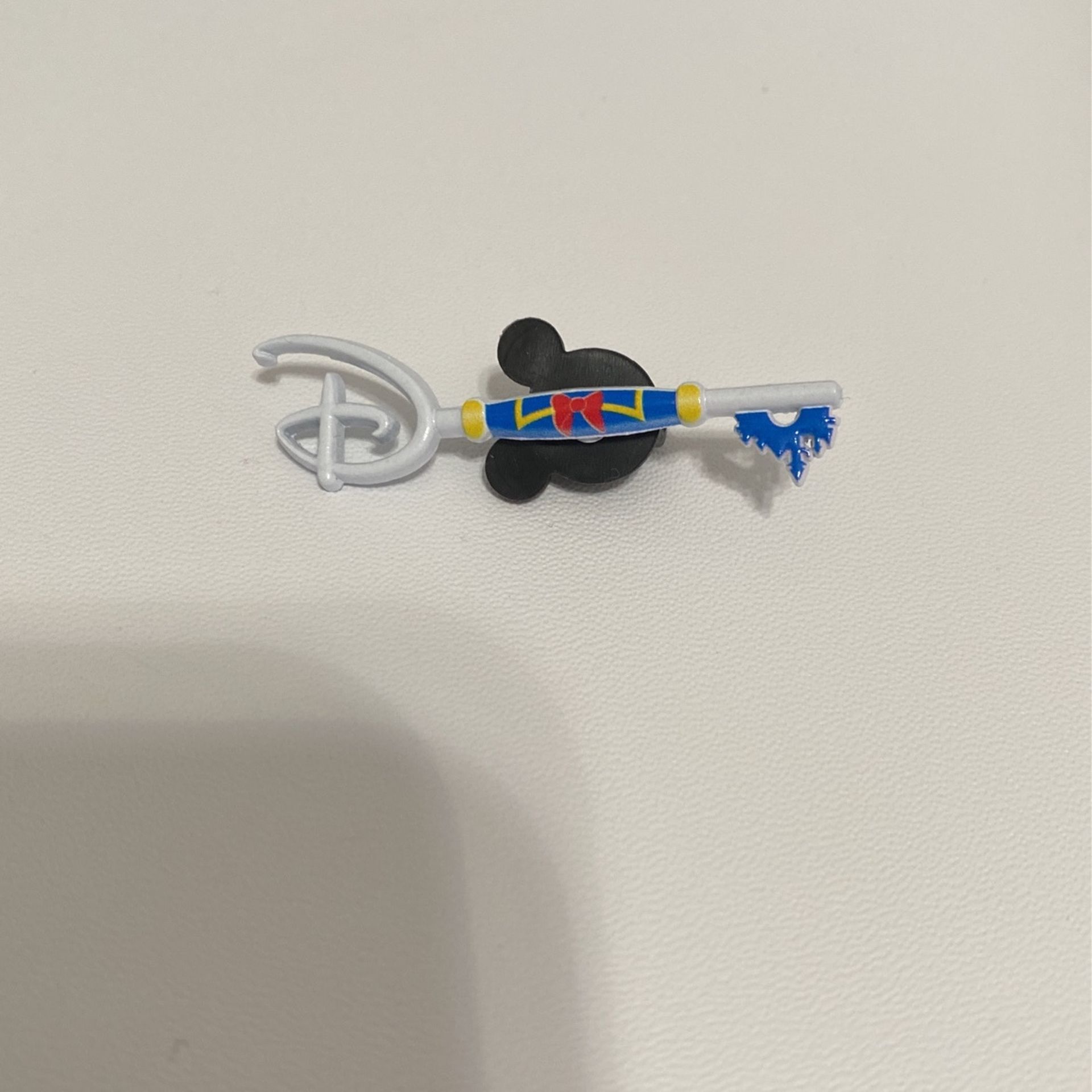 Donald Duck Disney Store Key Pin- Mystery Series