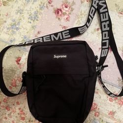 Supreme Shoulder Bag (SS18) Black  Shoulder bag women, Bags, Black shoulder  bag