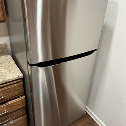 LG - 20.2 Cu. Ft. Top-Freezer Refrigerator - Stainless Steel with Geek Squad Protection Plan