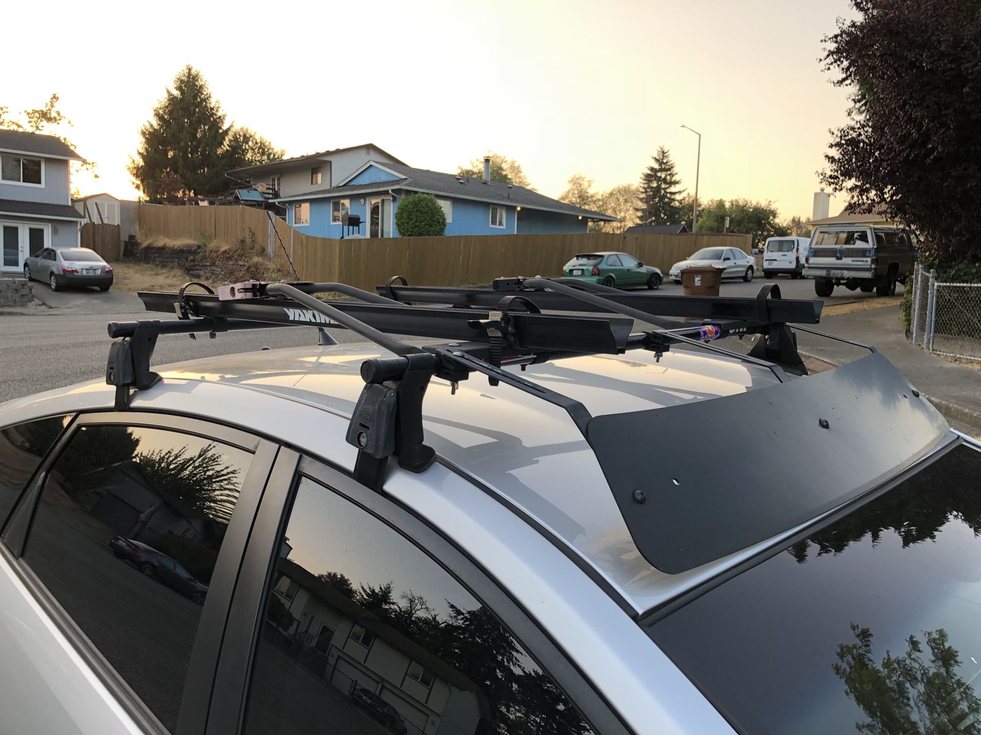 Yakima roof rack for 2004-2009 Toyota Prius