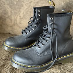 Woman’s Doc Martins Airwair With Bouncing Soles Size 6 Women’s