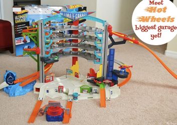Hot Wheels ultimate Car Parking Garage Shark Play Set