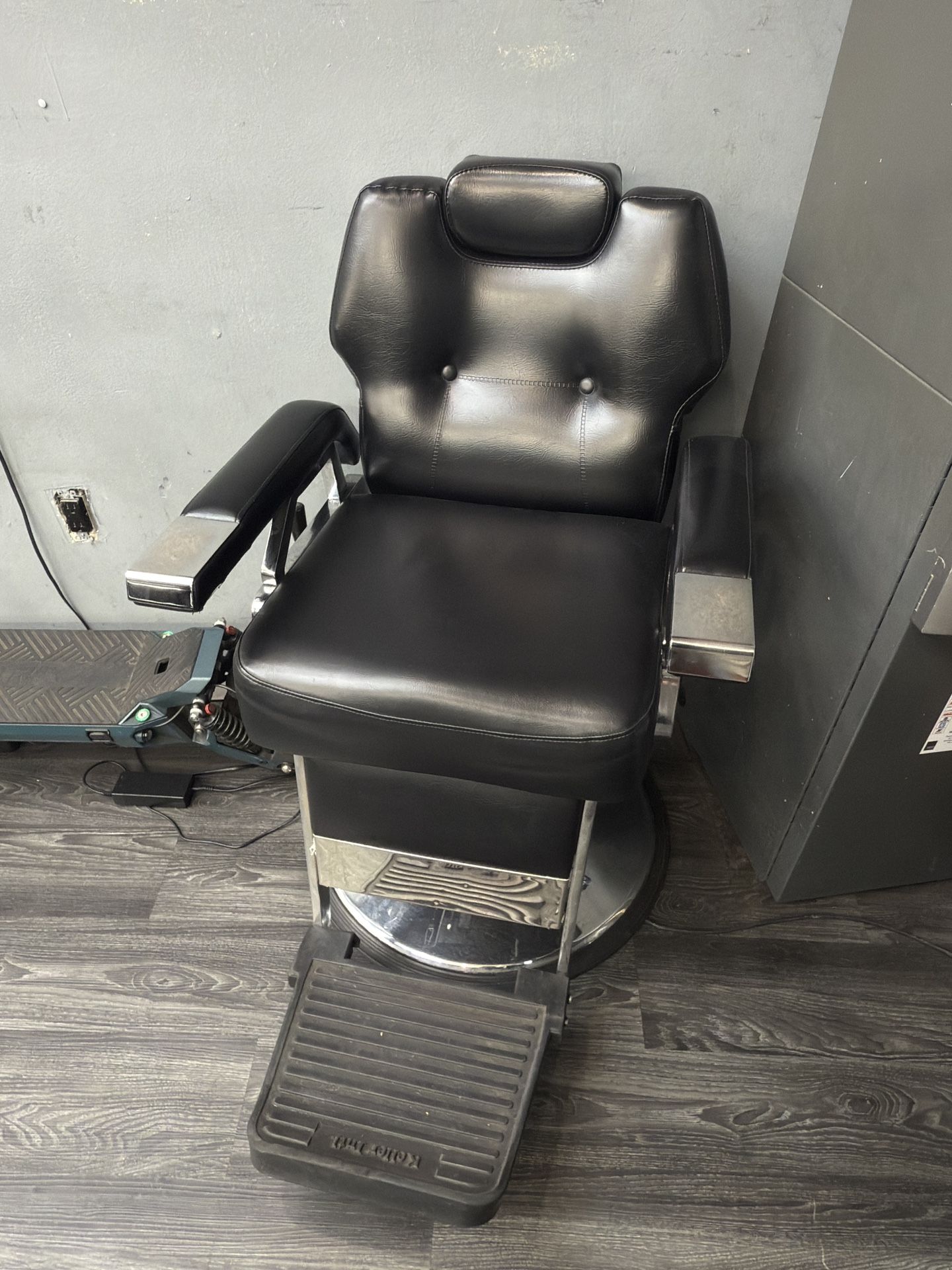 Great Condition Barber Chair Heavy Duty 