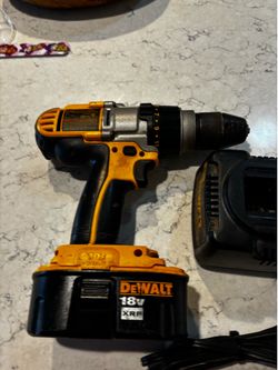 Dewalt cordless drill 18 volt with battery and charger