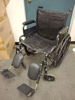 18" Seat Vinyl WHEELCHAIR + Elevating Leg Rests