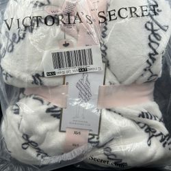 NWT VICTORIA'S SECRET Short Cozy Robe XS/S  So plush and snuggly, you'll want to wear this robe all day long. Complete with a shawl collar and handy p