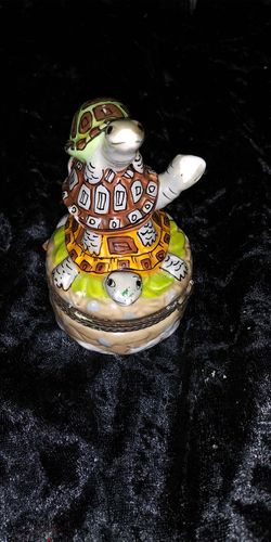 Turtle figurine trinket box