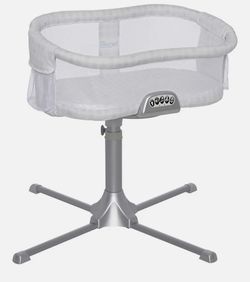 Halo Bassinet Swivel Sleeper ! Barley Used. !!