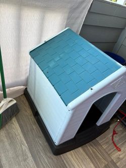 Medium dog house. 28Lx26Wx28H