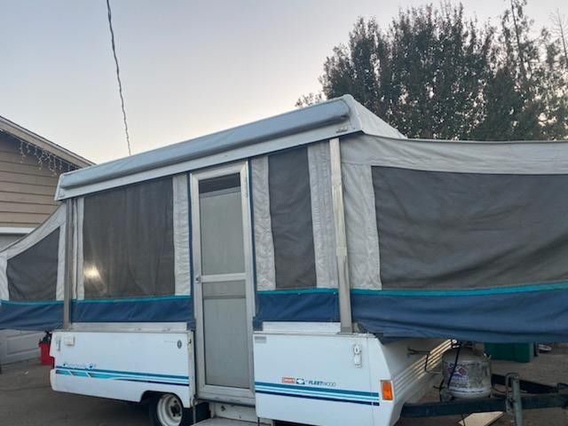 1995 Coleman pop up tent trailer 5200