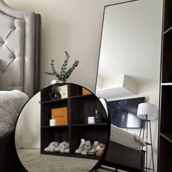 2 mirrors, one round 36x36 and one rectangular 26x70.                                       2 espejos, uno redondo 36x36 y uno rectangular 26x70