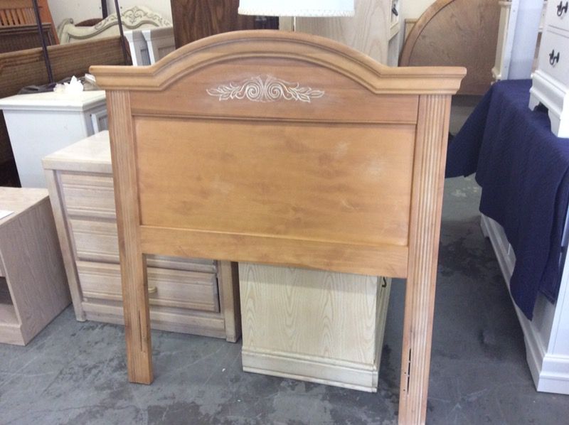 Complete BROYHILL Fontana twin bed for Sale in Myrtle Beach SC OfferUp