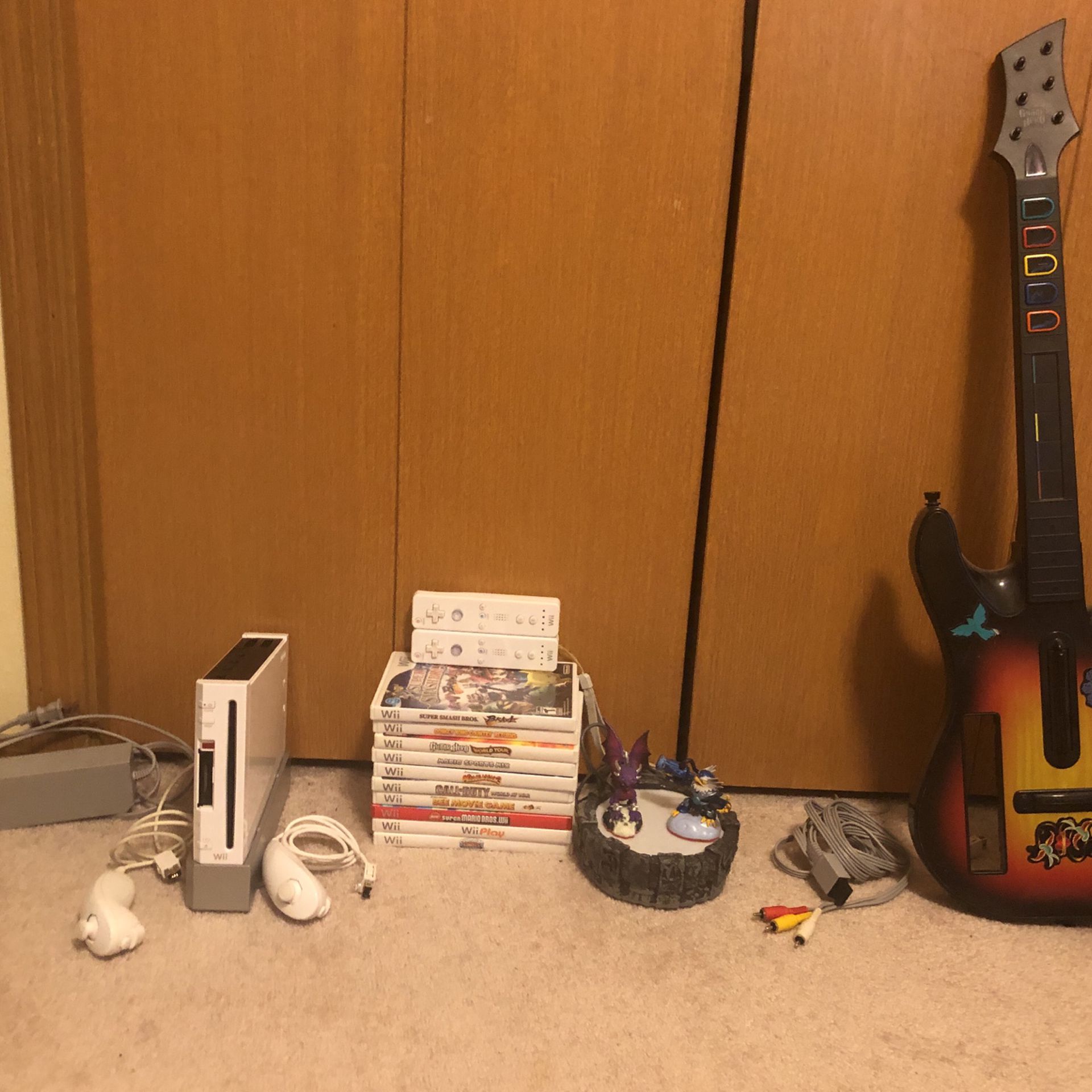 Wii , 2 Remotes 2 Joycons, Skylander Portal 2 Characters, Guitar
