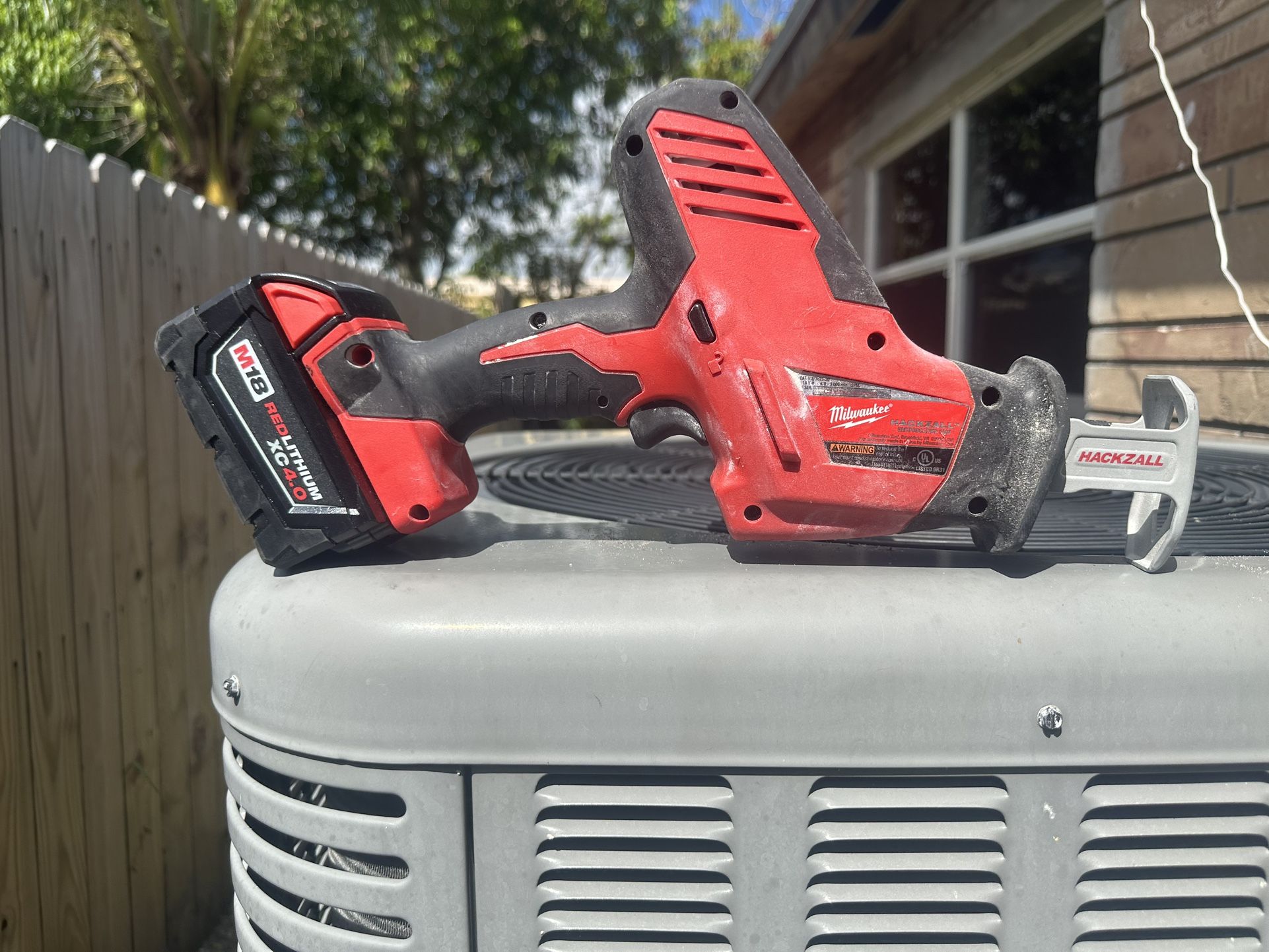 M18 FUEL 18V Lithium-Ion Brushless Cordless HACKZALL Reciprocating Saw W/ M18 5.0 Ah Battery