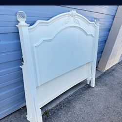 🎁BEAUTIFUL FULL SIZE ASHLEY BRAND BED FRAME- WHITE COLOR🎁