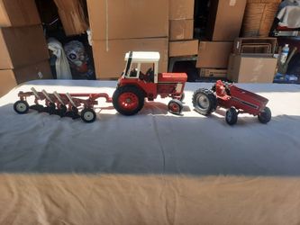 Vintage Ertyl International Harvester Farm Tractors
