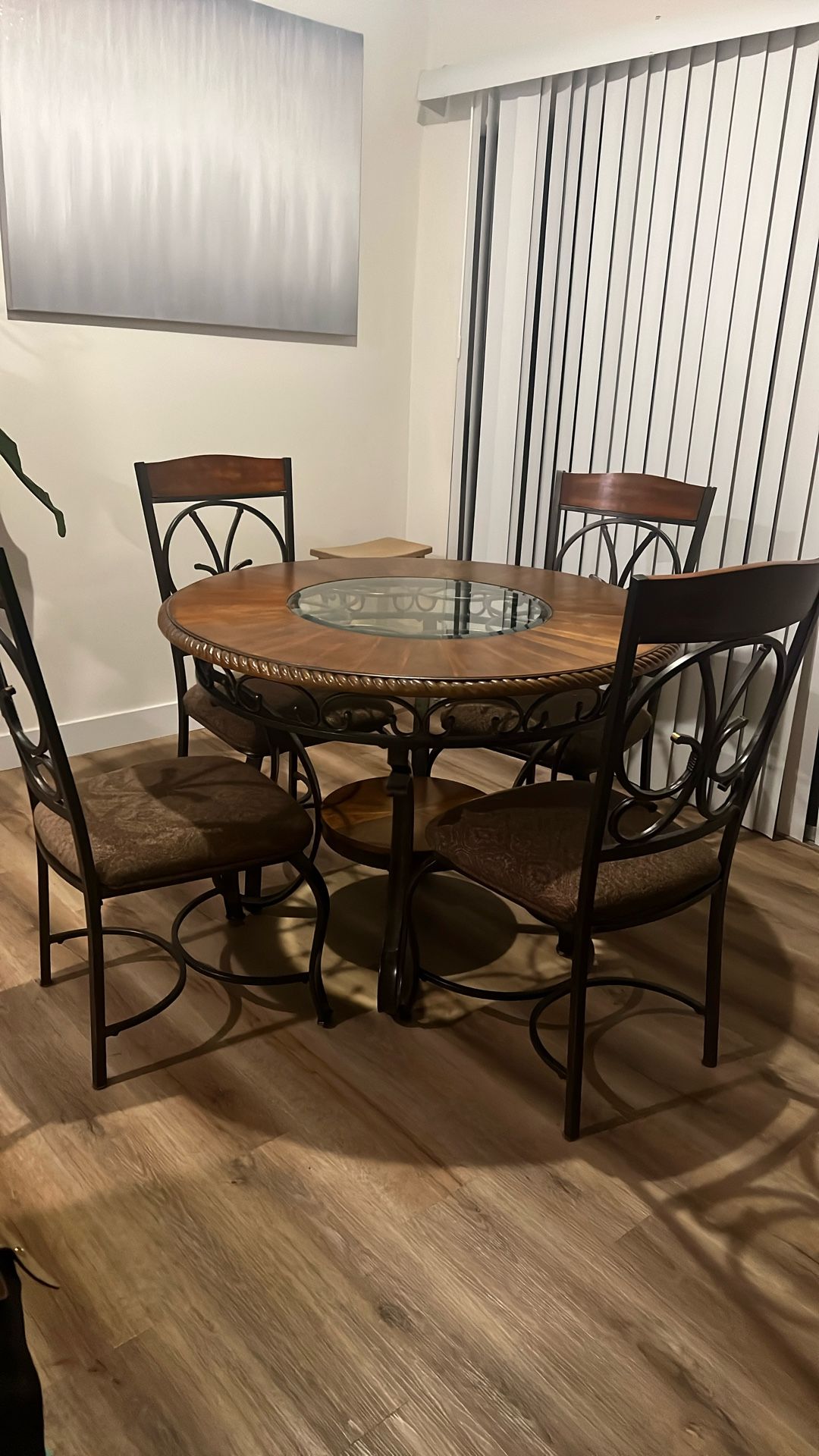 Round Dinner Table With 4 Chairs