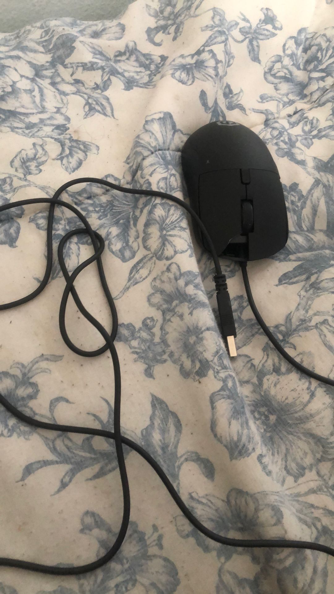 black gaming mouse