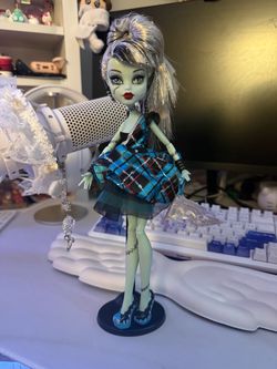 Monster high frankie stein comes with box
