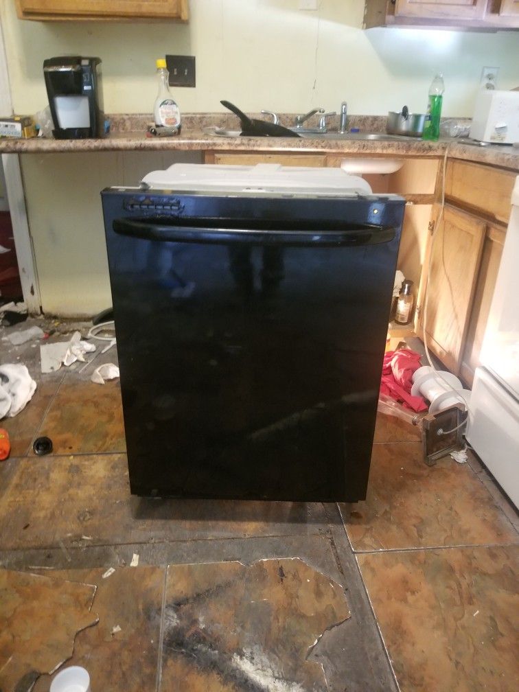 Nice black dishwasher 100% operational